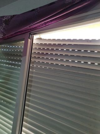 Persiana blanca PVC ventana