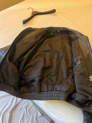 Cazadora cuero negra hombre
Da bastante talla, 