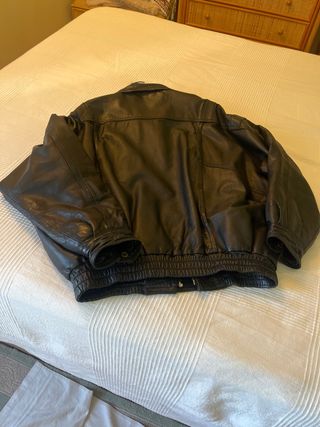 Cazadora cuero negra hombre
Da bastante talla, 