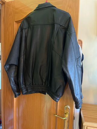 Cazadora cuero negra hombre
Da bastante talla, 