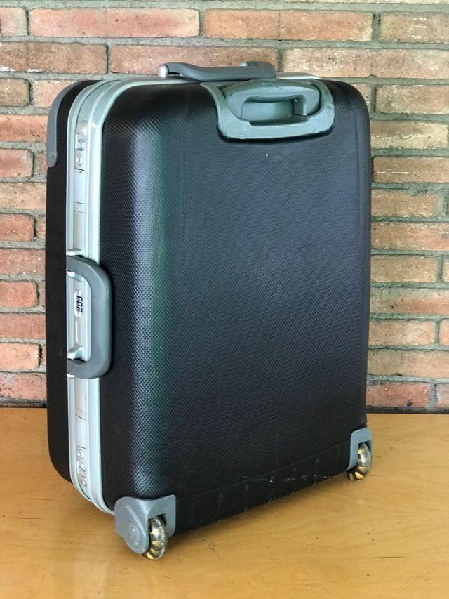 Maleta KLM negra y plateada