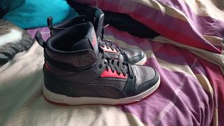 Zapatillas PUMA negras y rojas