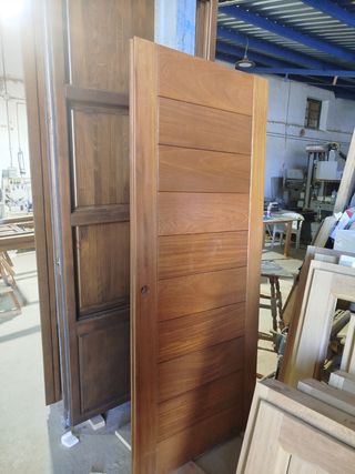 Puerta maciza iroko