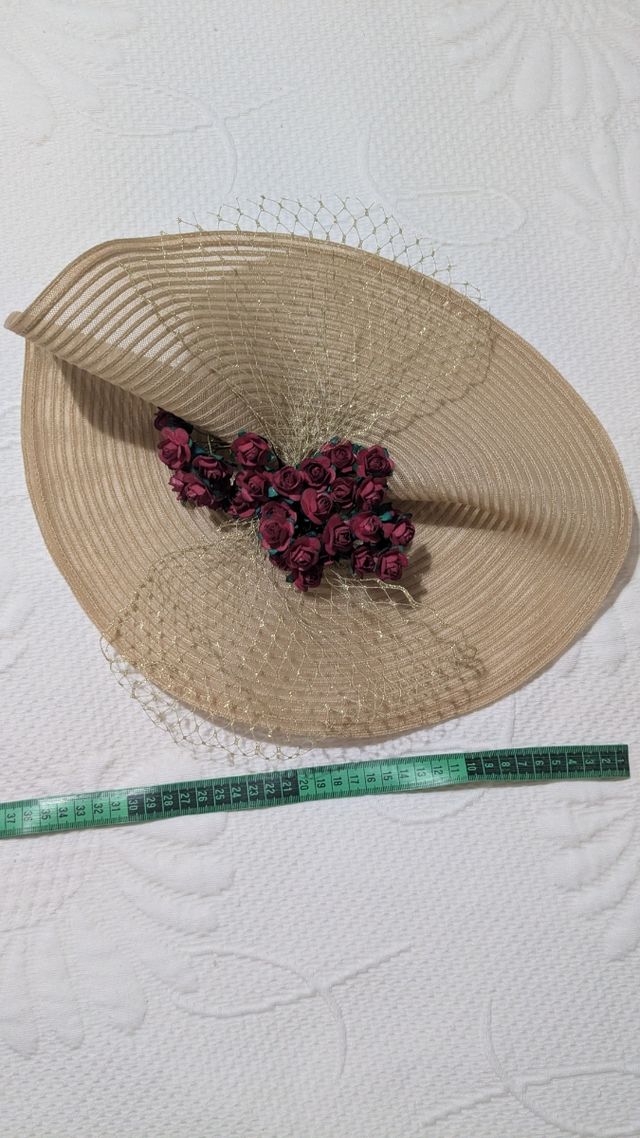 Tocado beige con flores de color granate