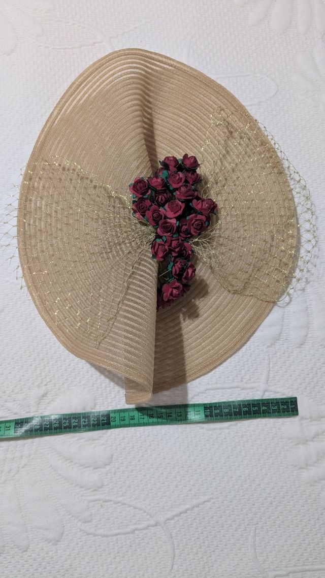 Tocado beige con flores de color granate