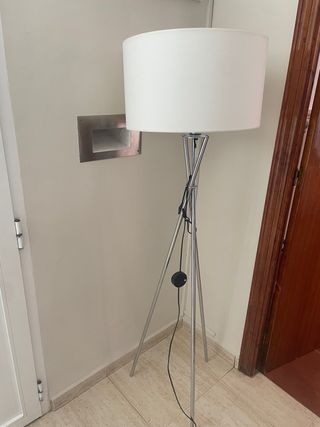 Lámpara pie trípode moderna