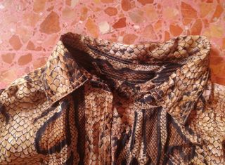 Camisa serpiente beige y marrón