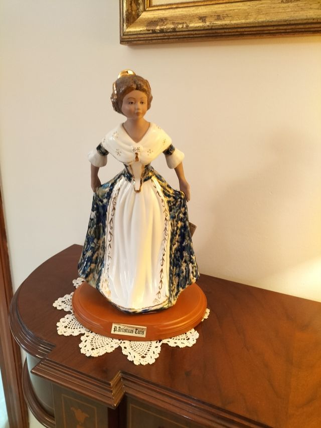 Figura de fallera de porcelana artística Turis