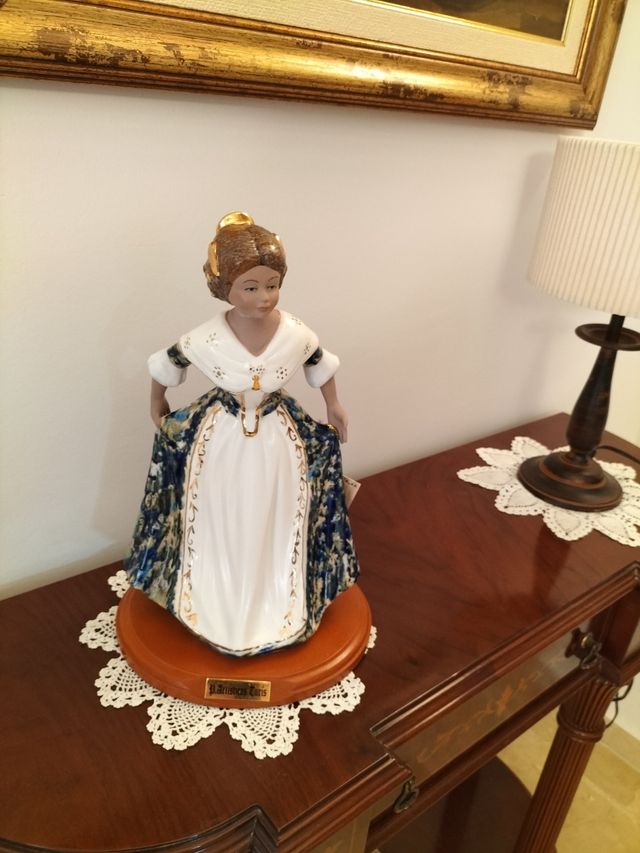 Figura de fallera de porcelana artística Turis
