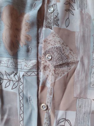 Camisa beige y gris estampada