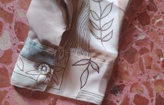 Camisa beige y gris estampada