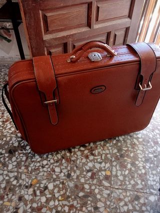 Maleta vintage marrón con sus llaves