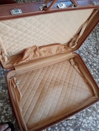 Maleta vintage marrón con sus llaves