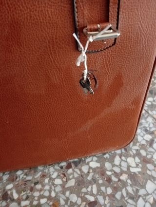 Maleta vintage marrón con sus llaves