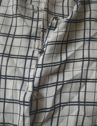 Blusa blanca y negra a cuadros