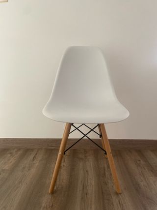 Silla Eames blanca y madera. Juego de 4