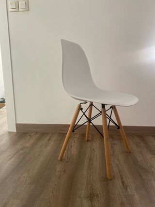 Silla Eames blanca y madera. Juego de 4
