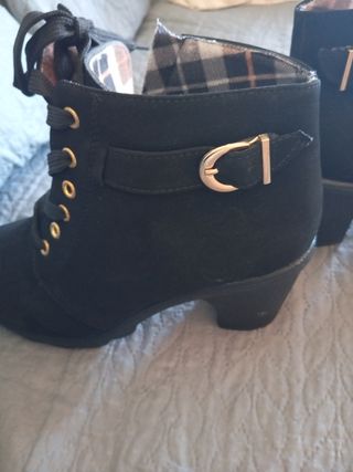 Botines negros con cordones