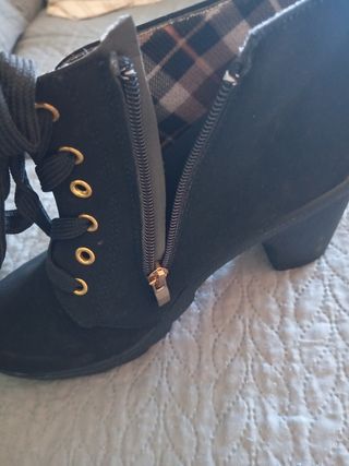 Botines negros con cordones