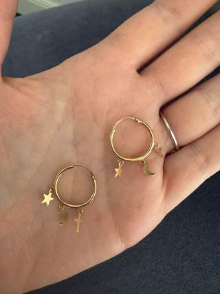 Aros dorados con colgantes