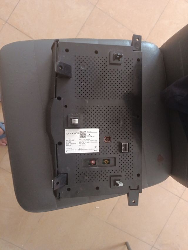 Pantalla central Lynk & Co 01