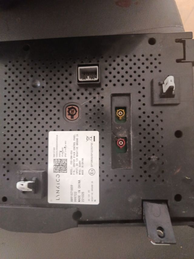 Pantalla central Lynk & Co 01