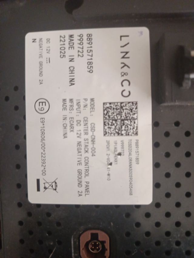 Pantalla central Lynk & Co 01