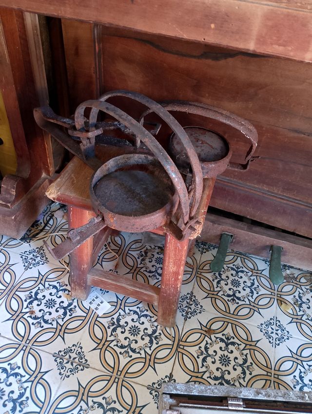 2 adornos antiguos de metal