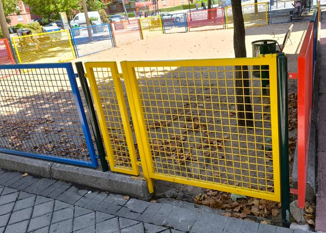 Valla infantil metálica multicolor