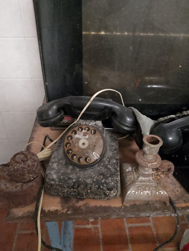 Teléfono antiguo baquelita