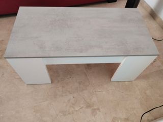 Mesita de centro gris y blanca