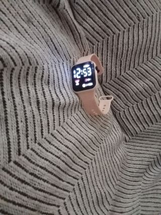 Reloj rosado totalmente nuevo 