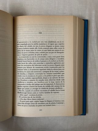 Pétalo carmesí, flor blanca
