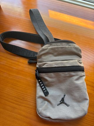 Riñonera Jordan beige - negra