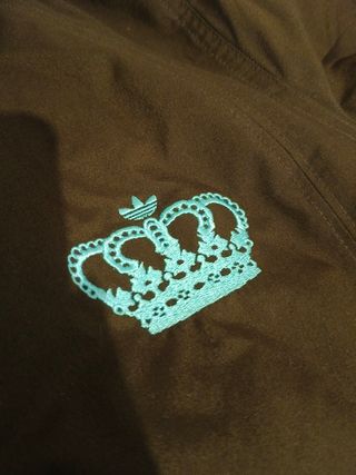 Gabardina larga Adidas marrón