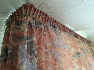 Cortines beige i estampats florals. Vintage 1985