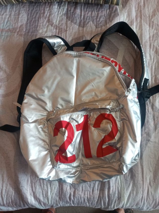 Mochila deportiva plateada 212