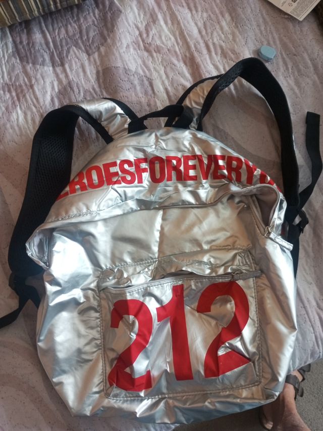Mochila deportiva plateada 212