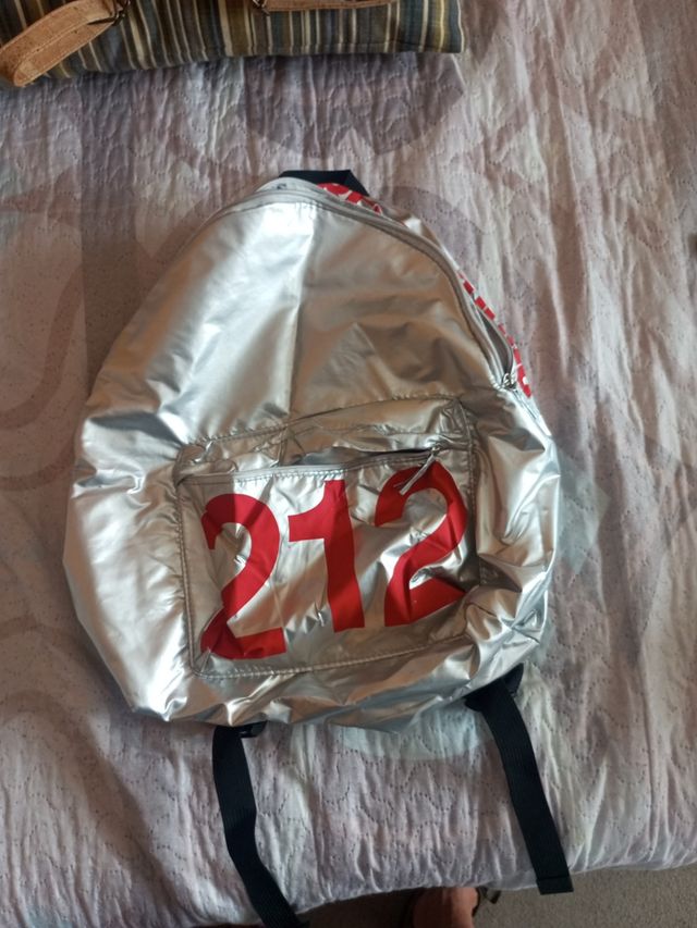 Mochila deportiva plateada 212