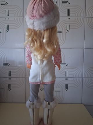 Muñeca con ropa de invierno, colección 
NANCY 