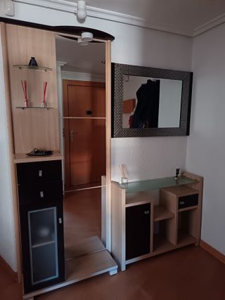 Muebles recibidor con consola y espejo.