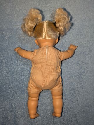 Muñeca bebé marca Llorens.