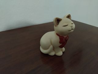 Gatto Thun con fiocco rosso