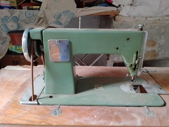 Máquina coser antigua - Metal y madera