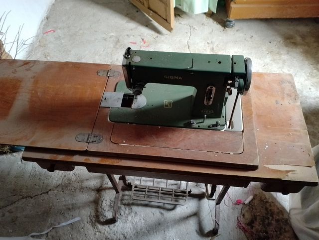 Máquina coser antigua - Metal y madera