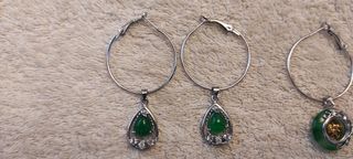 DOS PARES DE PENDIENTES JADE Y ACERO SON DOS