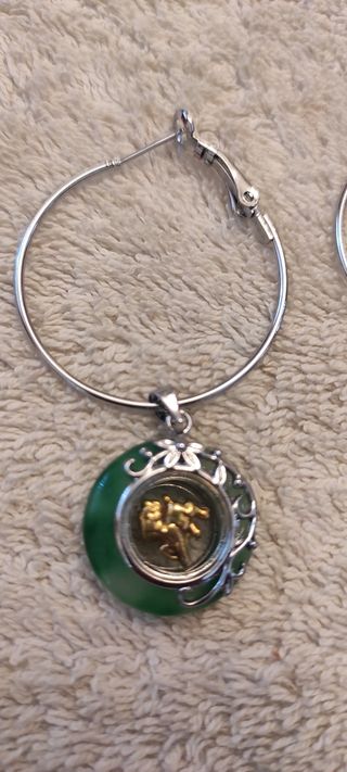 DOS PARES DE PENDIENTES JADE Y ACERO SON DOS