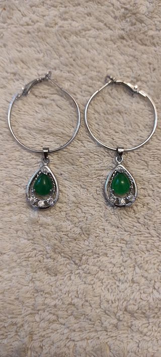 DOS PARES DE PENDIENTES JADE Y ACERO SON DOS
