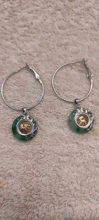 DOS PARES DE PENDIENTES JADE Y ACERO SON DOS