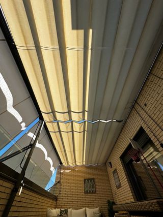 Pérgola exterior beige - toldo